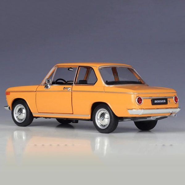 1 24 BMW 2002 Ti Classic Diecast Model Cars Pull Back Doors Open Light Sound Toy Gifts For Kids (9)