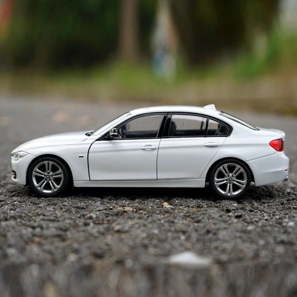 1 24 BMW 335i Diecast Model Cars Pull Back Doors Open Light Sound Toy Gifts For Kids (6)