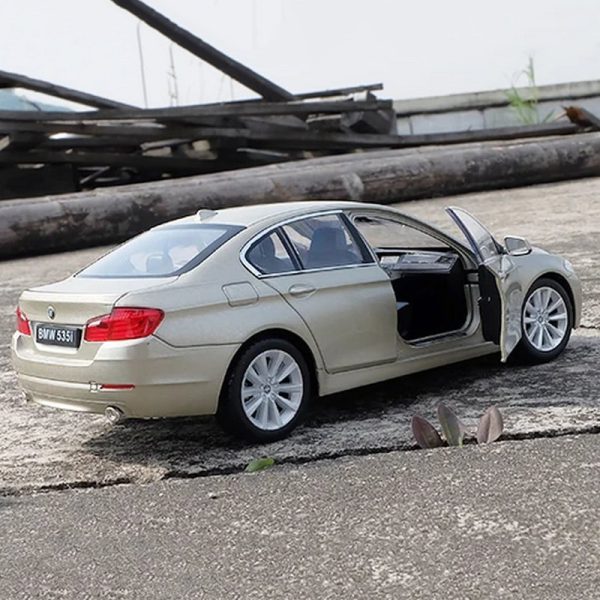 1 24 BMW 535i Diecast Model Cars Pull Back Doors Open Light Sound Toy Gifts For Kids (12)