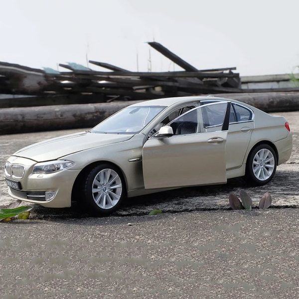 1 24 BMW 535i Diecast Model Cars Pull Back Doors Open Light Sound Toy Gifts For Kids (13)