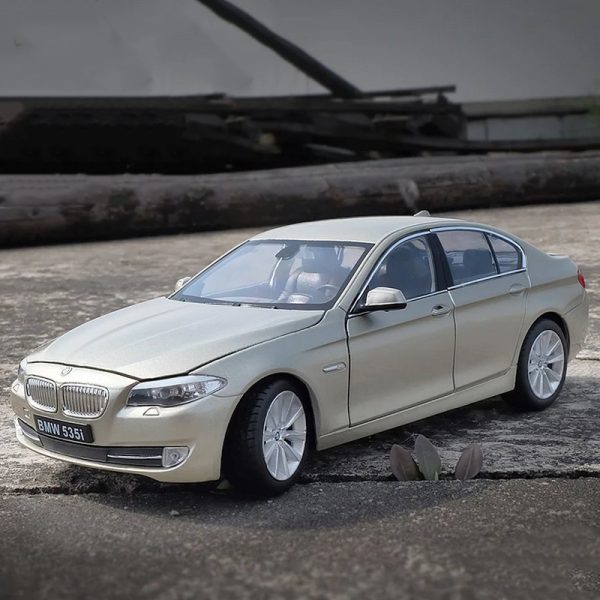 1 24 BMW 535i Diecast Model Cars Pull Back Doors Open Light Sound Toy Gifts For Kids (6)