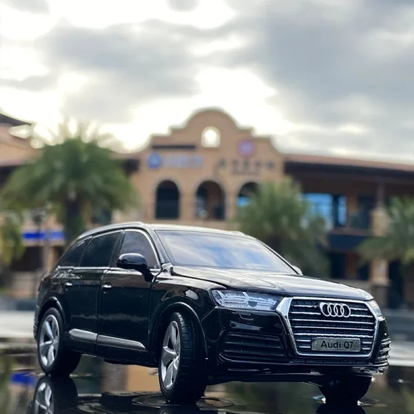 1:32 Scale Audi Q7 Sport SUV Alloy Car Model With Pull Back Sound Light Children Gift Collection Diecast Toy Model - Image 4