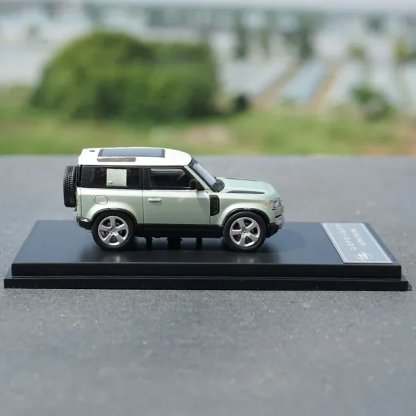 1:64 Defender 90 SUV Alloy Car Diecasts & Toy Vehicles Car Model Miniature Scale Model Car For Children - Image 3