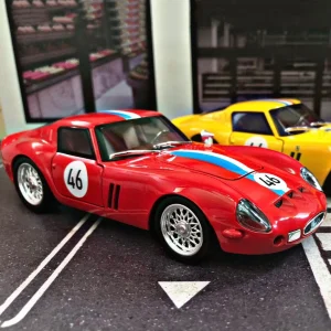 1:32 250 GTO Supercar Alloy Car Model Sound and Light Pull Back Children’s Toy Collectibles Birthday gift